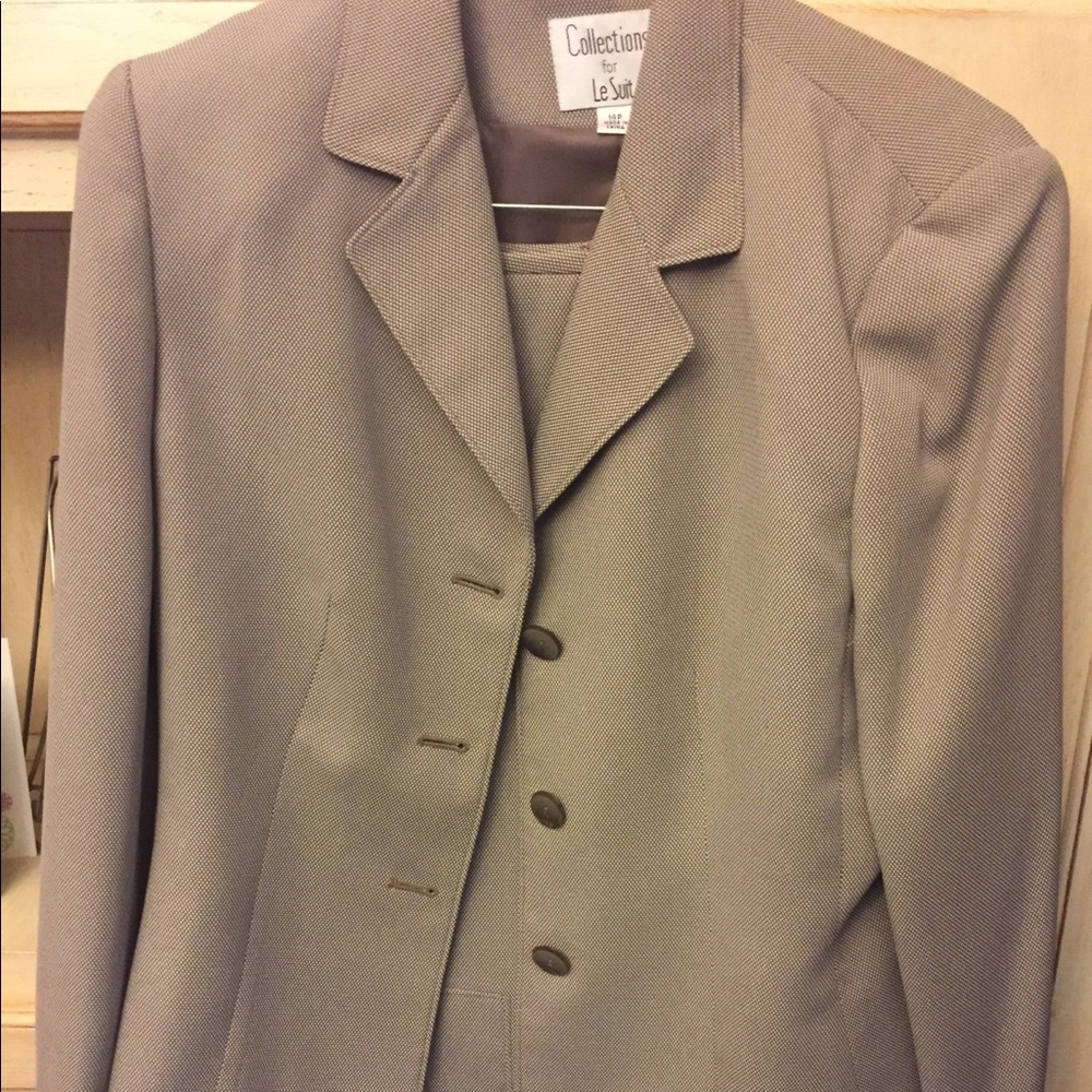 NWT ladies petite size 14 tan colored skirt suit